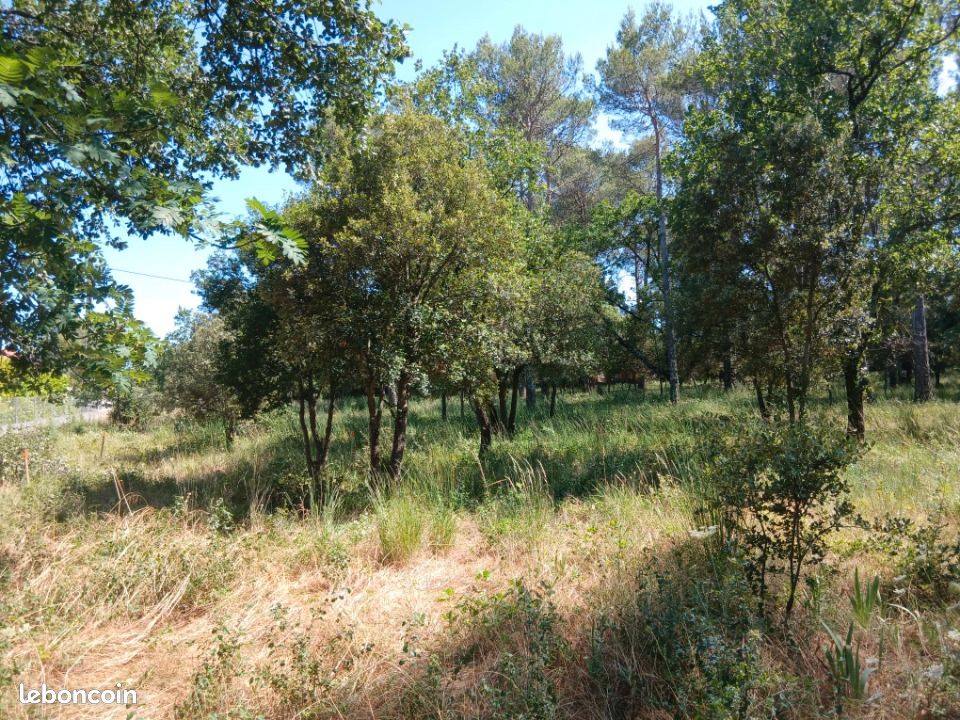 Terrain 650 m² · à Garéoult · 150 000 €
