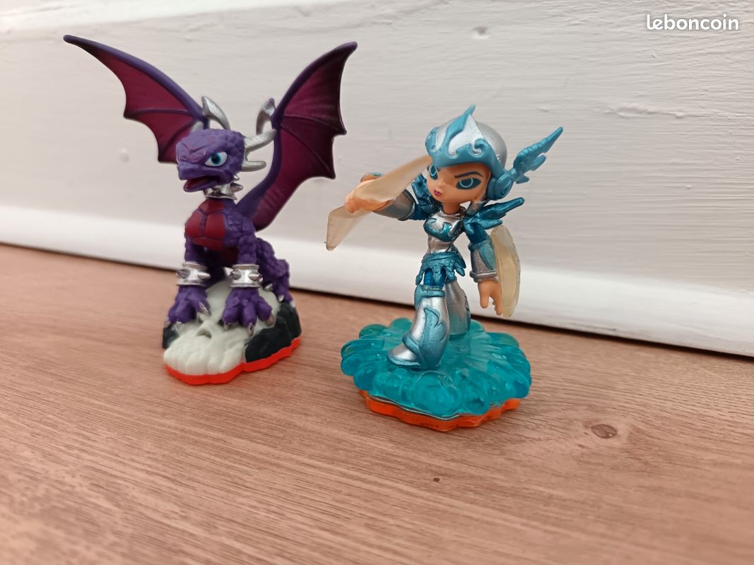 Lot De 38 Skylanders Avec 2 Socles, Jeu Vidéo, état Correct, Collection