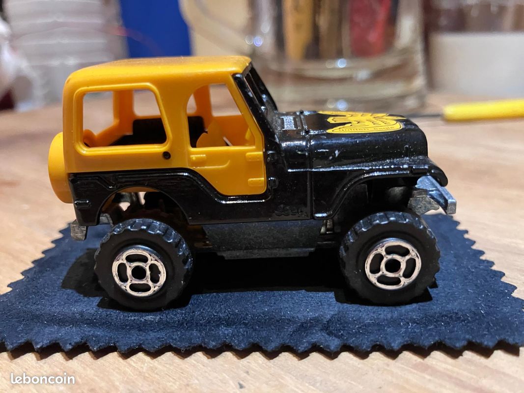 Jeep CJ Noir Et Doré - Modèle Réduit Majorette 1/54 - Véhicule Tout-terrain
