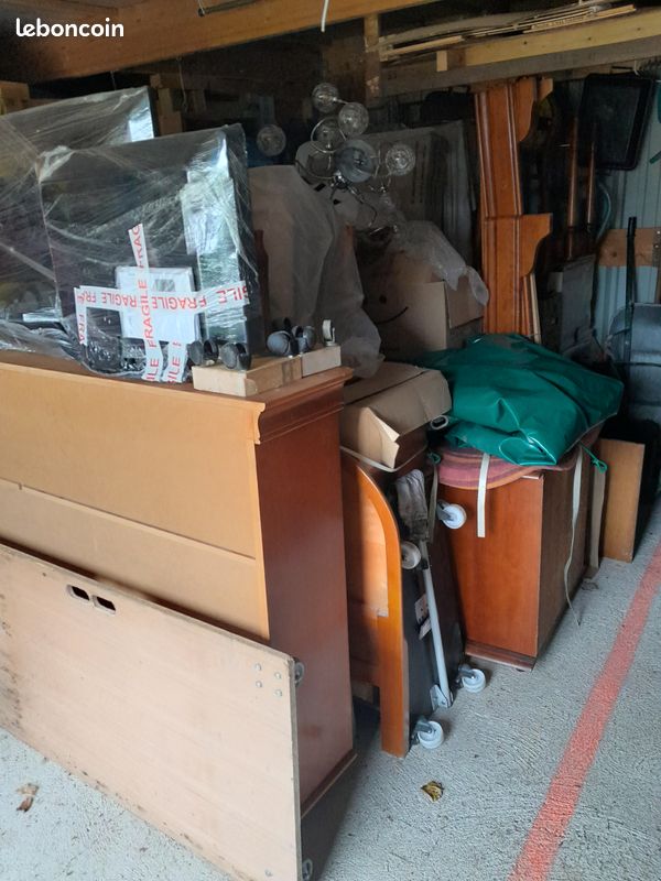 Vide Garage avec Lot de meubles et autres (image 1)