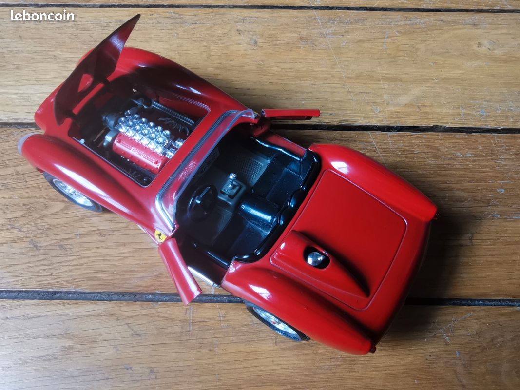 CIRCUIT 24 - FERRARI - + DEUX JAG type e -TBE EUR 50,00