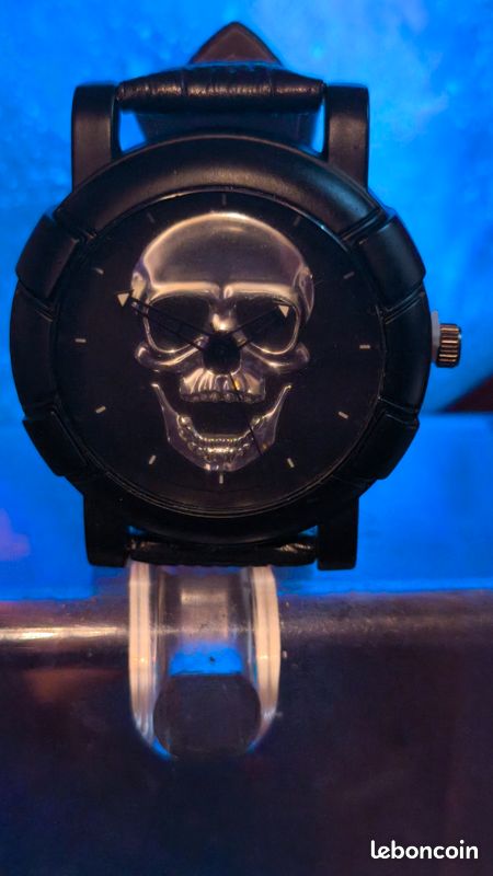Montre noire bracelet cuir synthétique cadran plastique à tête de mort argenté (image 1)