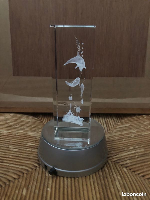 Lampe contemporaine (image 1)