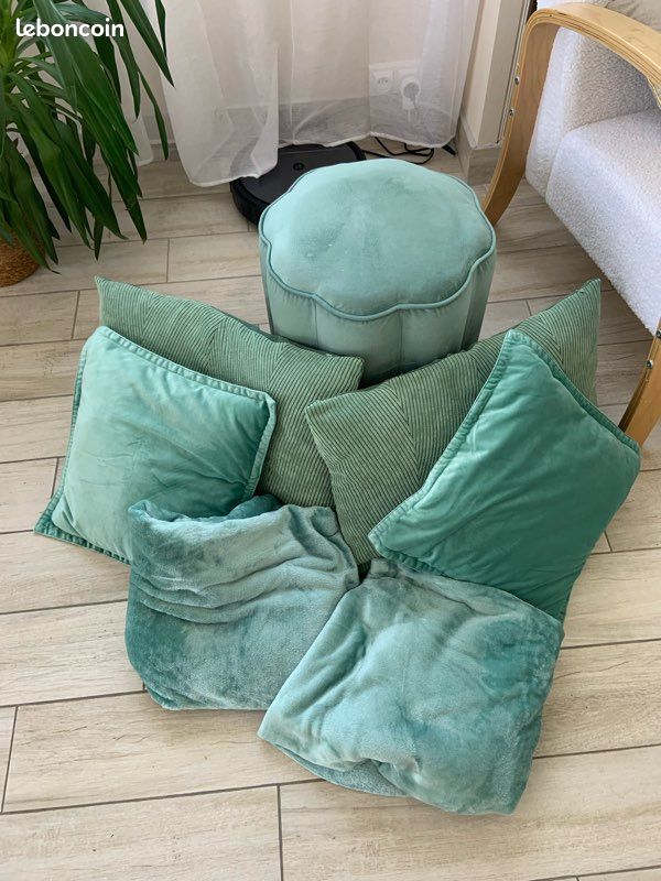 Pouf avec coussins et plaids (image 1)