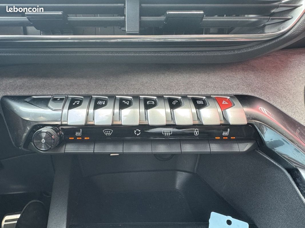 Peugeot 3008 HYBRID4 300CH GT E-EAT8 (image 16)