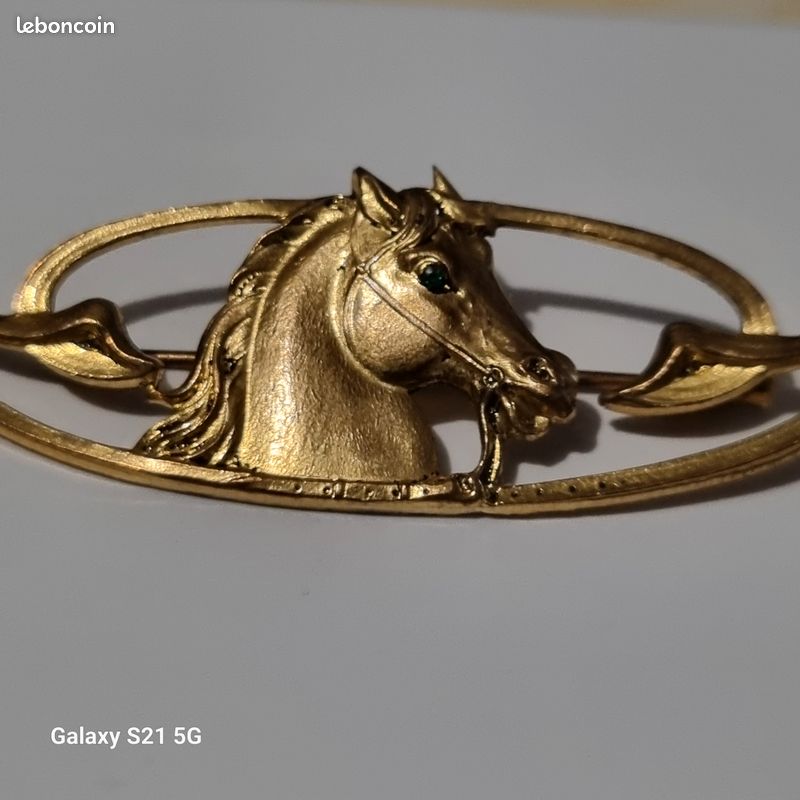 Broche Vintage En Fix Plaqué Or - Décor Fer à Cheval Et Cravache Avec Rubis - Occasion