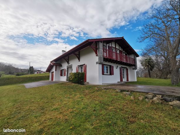 Belle maison basque située en pleine campagne à 5min du centre d’Hasparren