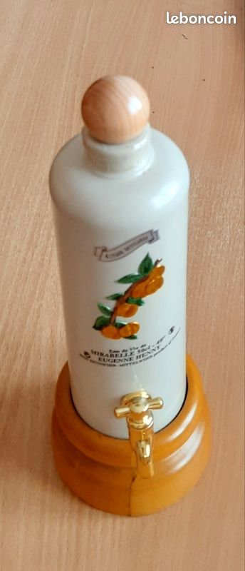 Bouteille sur support bois avec robinet en étain (image 1)