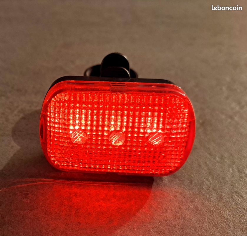 ANCIEN FEU ARRIERE POUR VELO VELOMOTEUR (Gebraucht) in couvet für CHF 12 – mit Lieferung auf