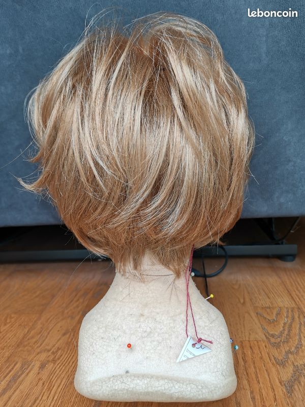 Perruque synthétique courte blond cuivré (image 5)
