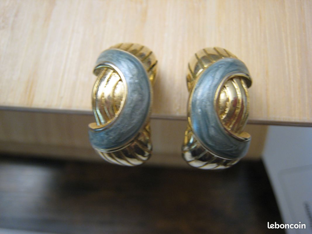 Gil dAgeno paire de boucle clips doreille vintage 1970s en résine