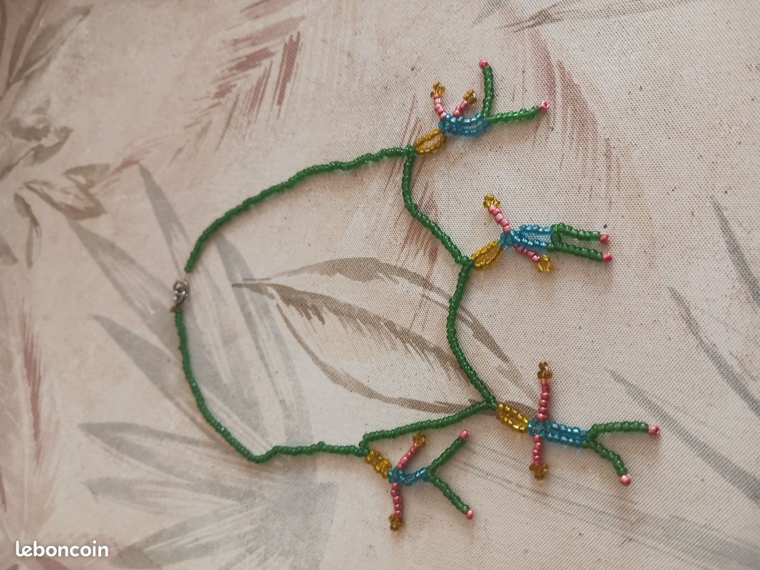 Collier artisanal perles vertes motifs colorés figurines perles bijou fait main création unique (image 1)