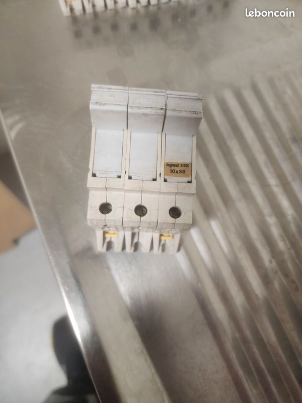 Disjoncteur électrique et porte de fusible (image 6)