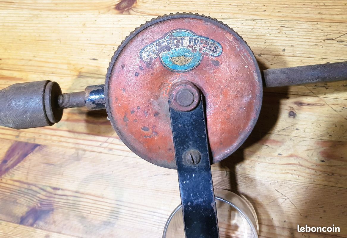 Perceuse à main Chignole Peugeot en métal et bois rouge vintage Made in France 1900 - Canada