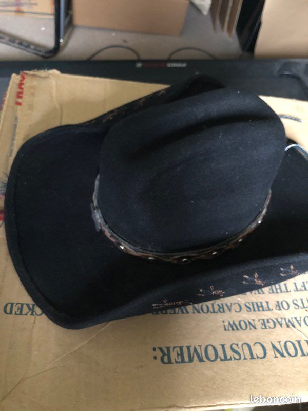 Chapeau noir en feutre (image 2)