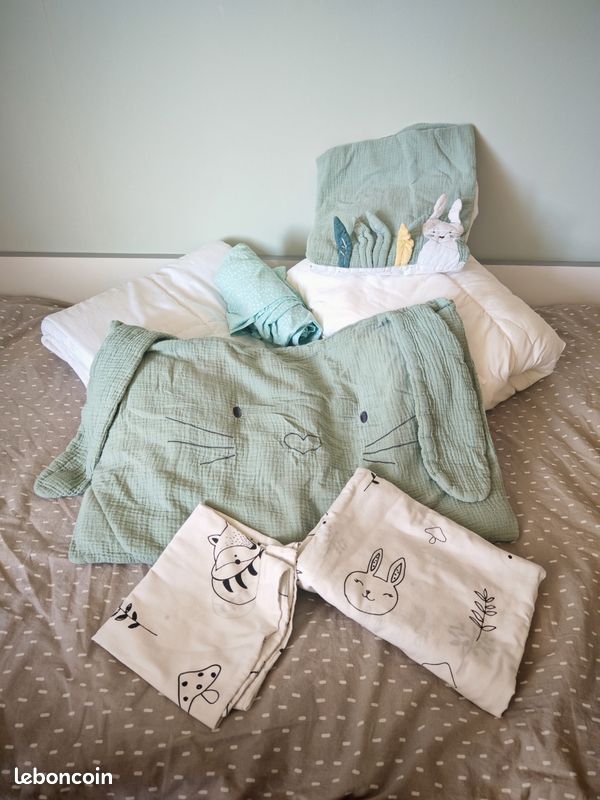 Beau lot de linge de lit bébé thème forêt couettes, housses de