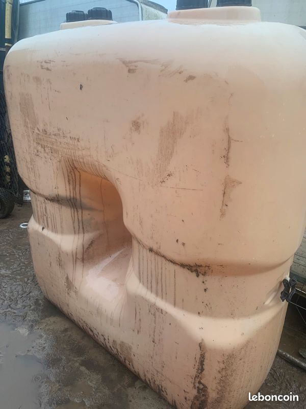Cuve plastique pour eau ou fioul (image 1)
