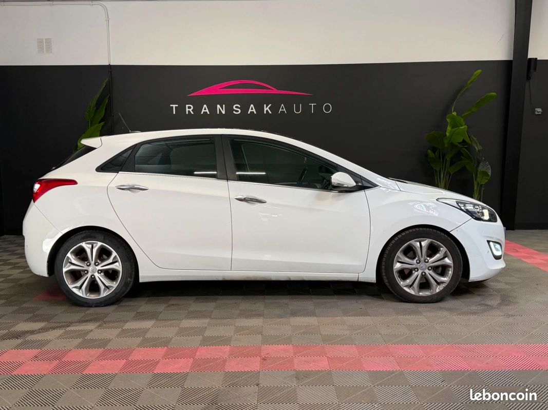 HYUNDAI i30 1.6 CRDi 128 Pack Premium TOIT OUVRANT / SIEGES CHAUFFANTS (image 2)