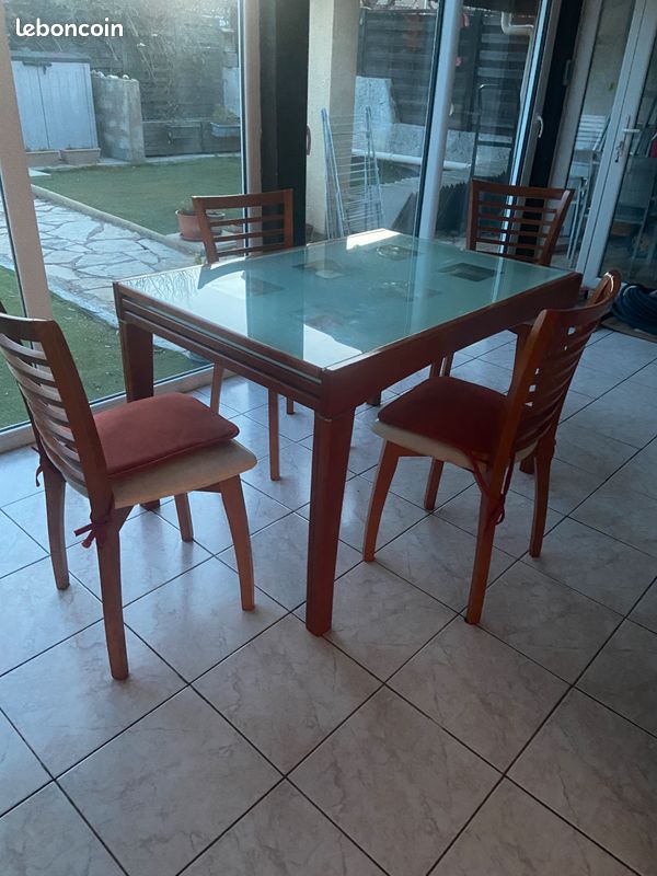 Ensemble 4 places : Table en bois/plateau en verre et 4 chaises associées (image 1)