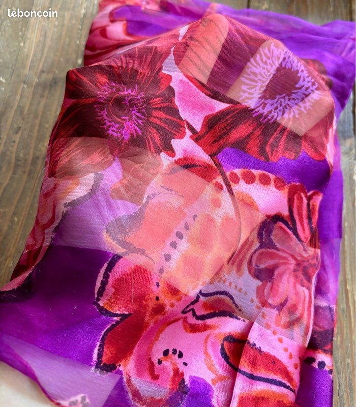 Foulard En Soie Vintage – Dimensions 46x45 Cm – Couleur Kaki – Occasion Très Bon état