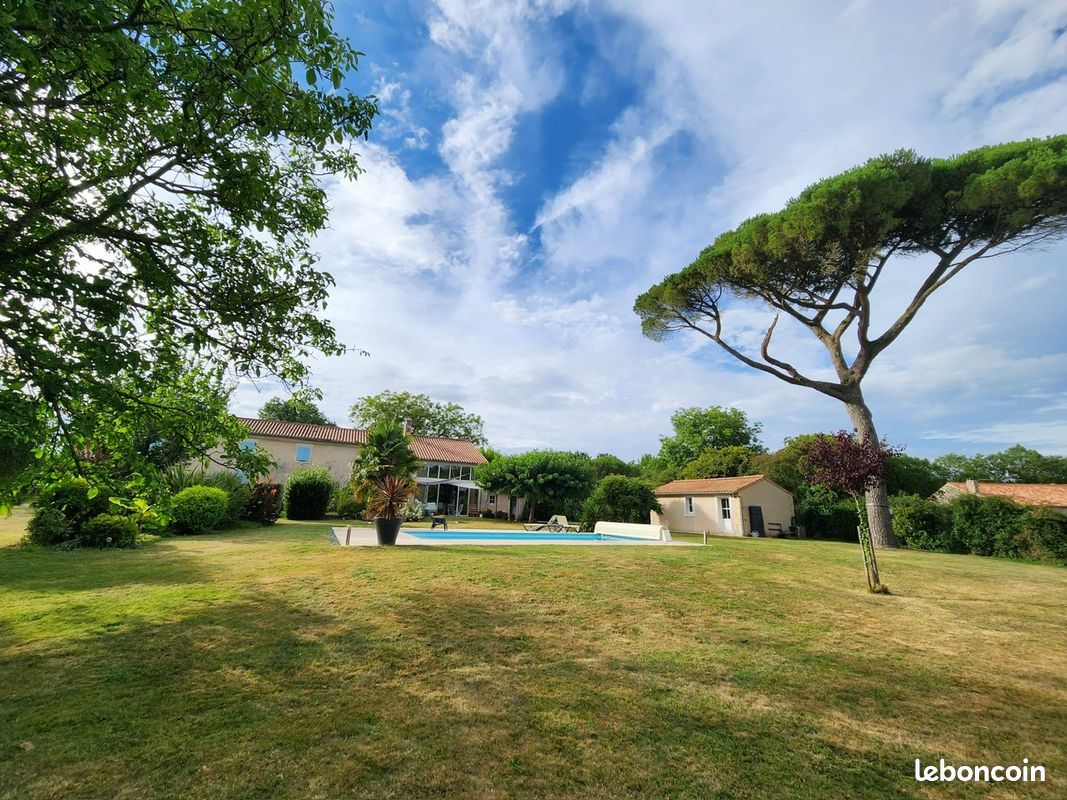 Maison 9 pièces 233 m² · à Coulonges-sur-l'Autize · 233 m² · 335 000 €