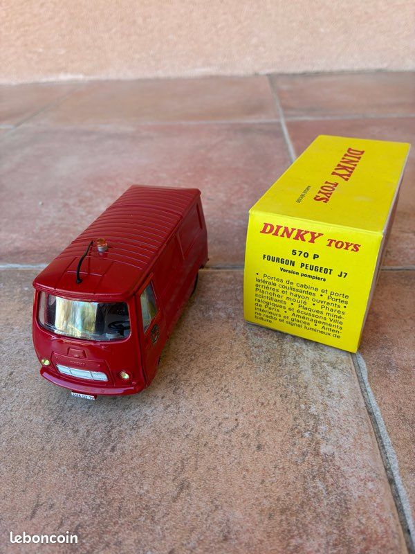 Atlas Dinky Toys 570 P 1:43 Fourgon Peugeot J7 Version PompiersCamping Car Pilote Fiche + Certificat DINKY TOYS ATLAS Repro Référence 570 P - Peugeot J7 Pompier, Occasion Ecran Peugeot 307