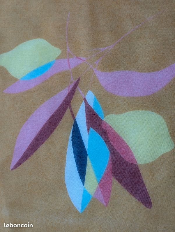 Jolie écharpe légère à bouquets de feuilles colorées sur jaune/ moutarde 176/ 89 TBE (image 10)