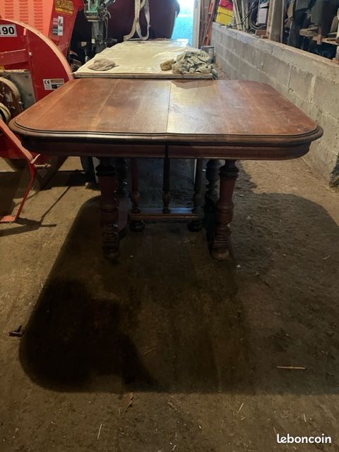 Table ancienne carrée (image 1)
