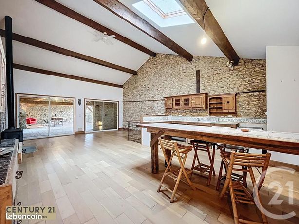 Maison 7 pièces 323 m²