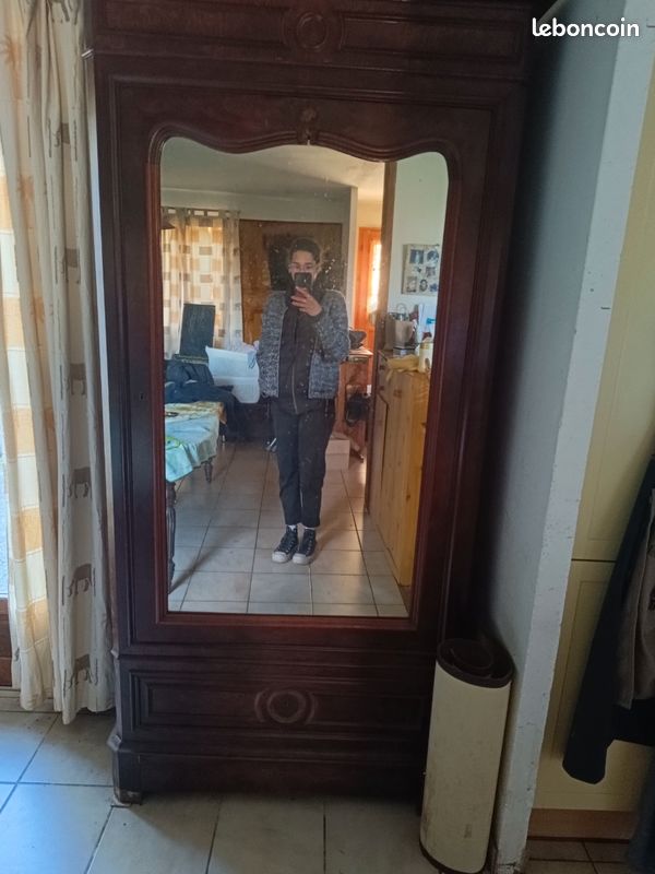 Armoire en bois avec miroir (image 1)