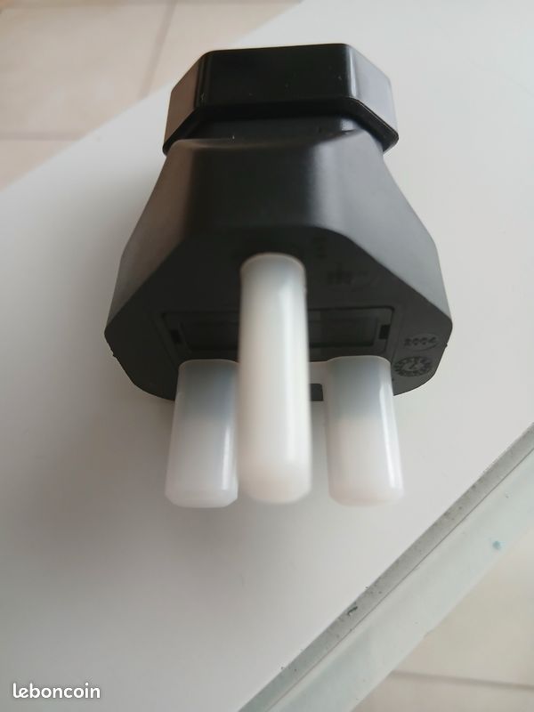 Adaptateur prise UE . 3 branches . Une prise secteur . Neuf (image 3)