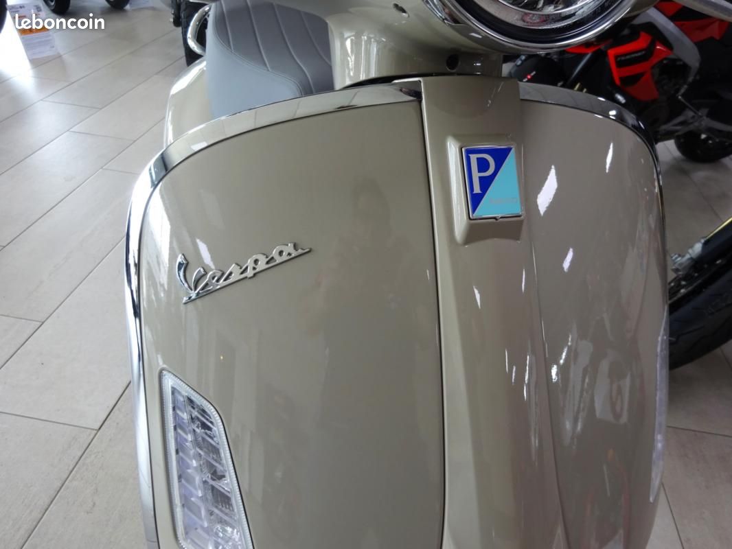 Piaggio VESPA GTS 125 GRIS / 600 Euros D'ACCESSOIRES D'ORI (image 9)