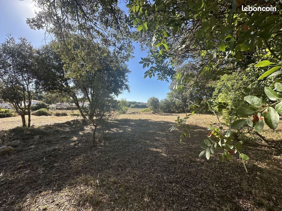 Terrain à bâtir de 642 m² à JOUQUES (13) · 245 000 €