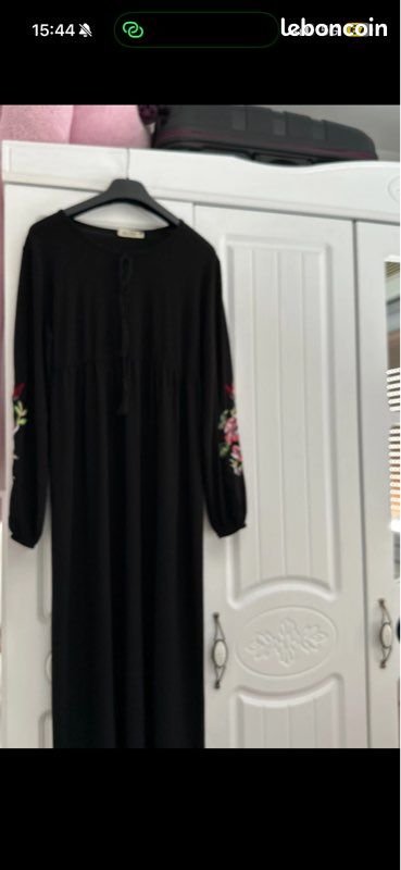Robe noire avec manches fleuries (image 2)