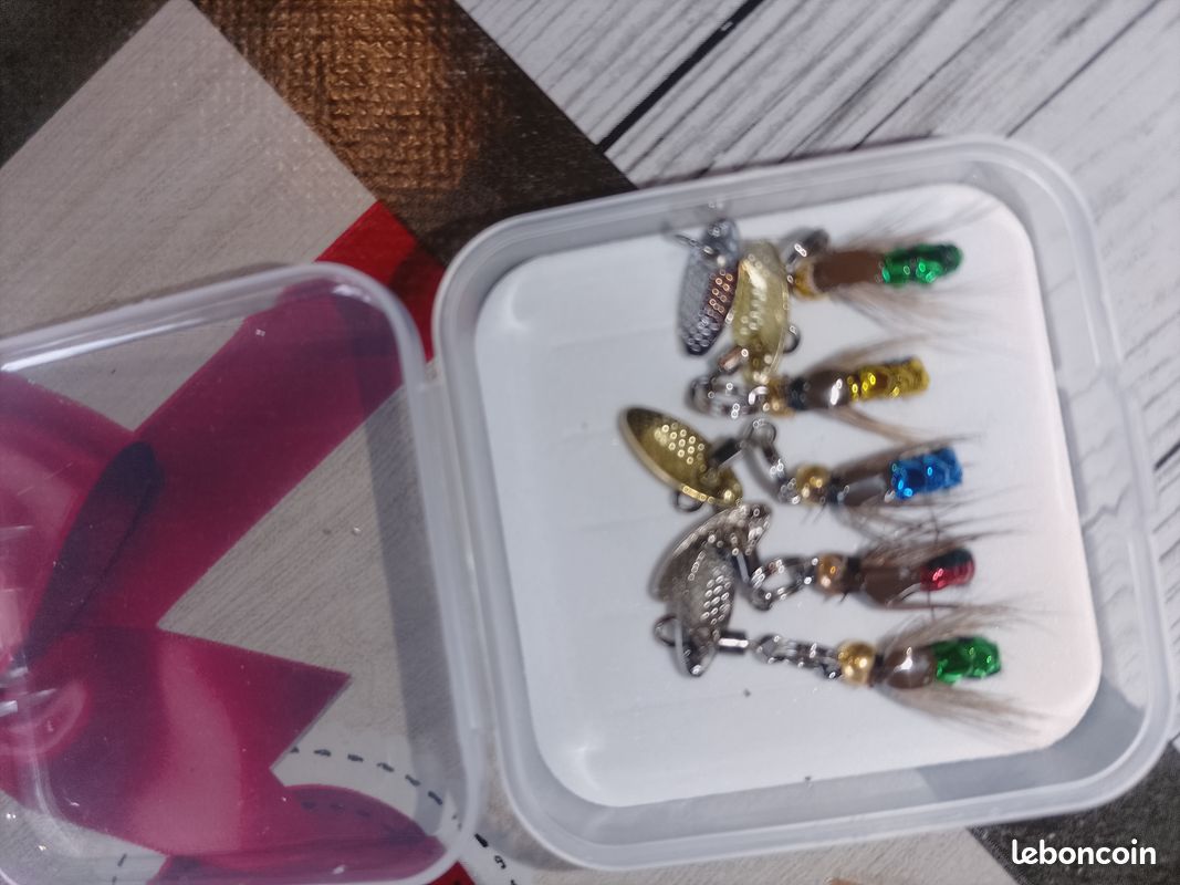 Lot Vintage De Mouches Et Leurres Faits Main Pour Pêche à La Mouche