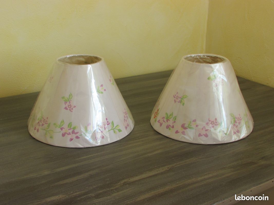 Petits abats jours NEUFS (le lot de deux) (image 1)