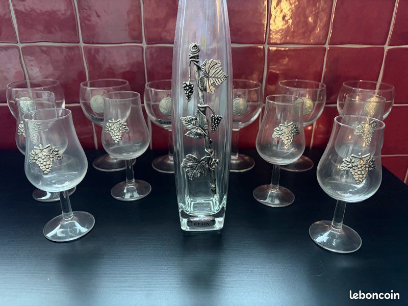 Lot bouteille + 12 verres avec motifs en étain (image 1)