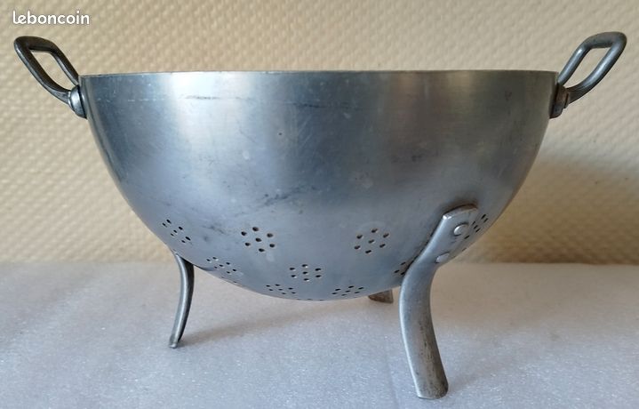 Passoire Ancienne En Aluminium TOURNUS UNIS - Tripode, Diamètre 22 Cm, Occasion, Fonctionnelle