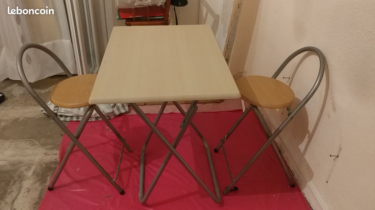 Chaises et table (image 1)