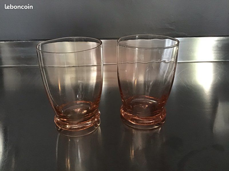Deux verres couleur rose (image 1)
