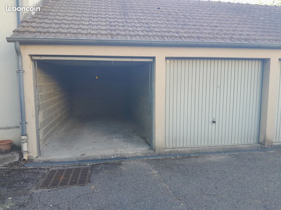 Garage - box · à Étampes · 93 €