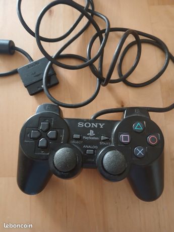 Manette PS2 Officielle Sur Bras De Test – PlayStation – Rare Et Fonctionnelle
