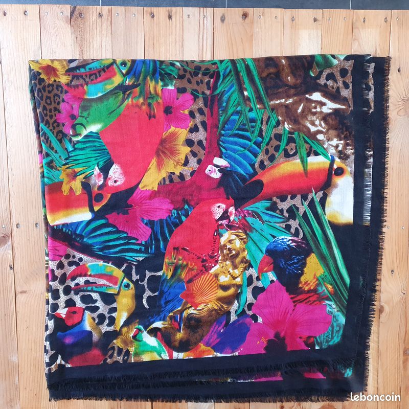 Etole carrée colorée motifs perroquets (image 9)