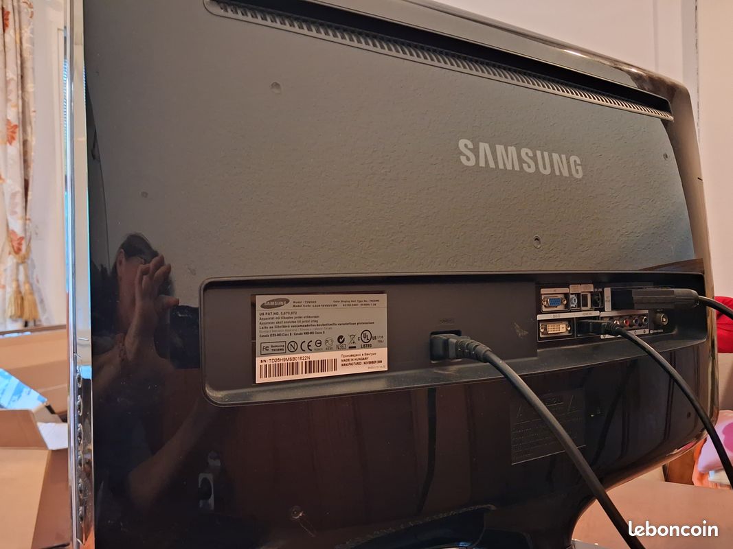 Téléviseur SAMSUNG 61 X 50 cm d'encombrement total (image 4)