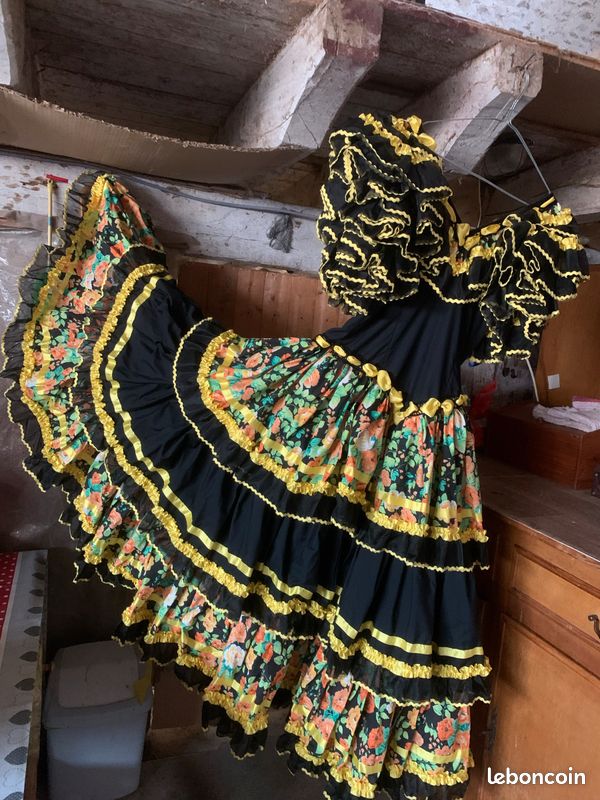 Robe de spectacle espagnol permettant de monter a cheval Sport