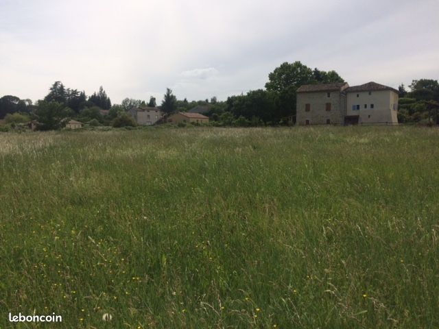VALLON PONT D'ARC TERRAIN CONSTRUCTIBLE viabilisé 750M2 75 000E · à Vallon-Pont-d'Arc · 75 000 €