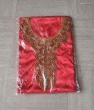 Coupon de Tissu Africain (Bazin Satiné) – Rouge Vif Brodé Col Perles (Or & Bordeaux) (image 1)