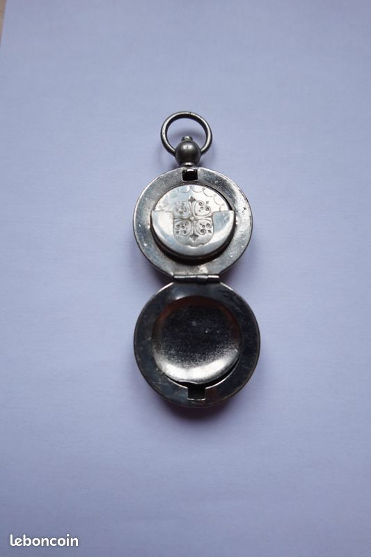 Pendentif Vintage Argenté Saint Louis — Occasion Porté — Bijou Ancien à Symbole