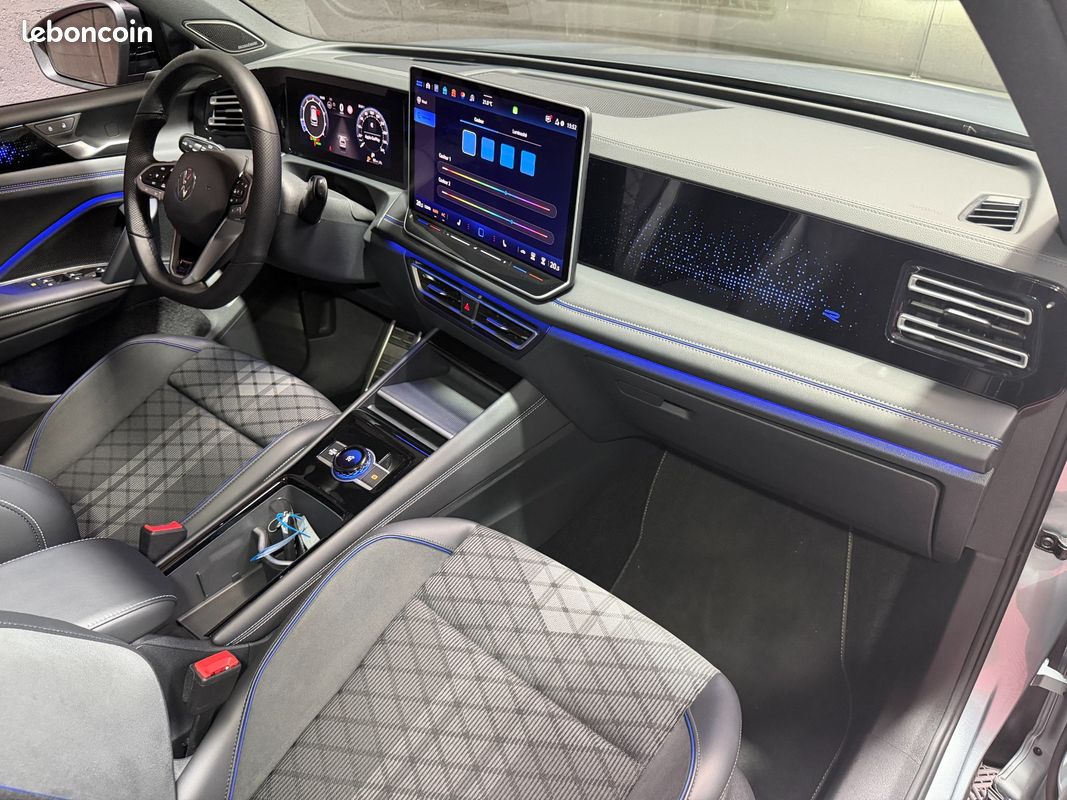 VOLKSWAGEN TIGUAN 1.5 eTSI 150ch DSG7 R-Line - Toit ouvrant / Harman Kardon / Camera 360 / Attelage (image 17)