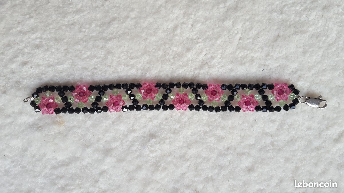 Bracelet style Swarovski avec boutons de rose (image 1)